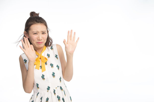 表情害怕的青年女人图片下载