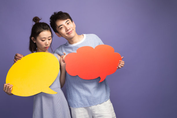 时尚青年男女拿着对话框图片下载