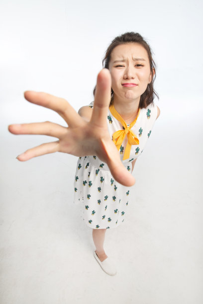 年轻女孩伸手抓图片下载