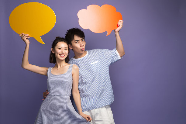 时尚青年男女拿着对话框图片下载