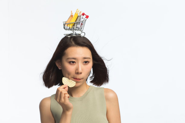 年轻女孩头顶购物车图片下载
