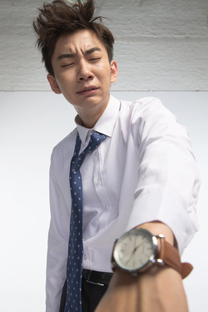 戴着腕表的商务青年男人图片下载