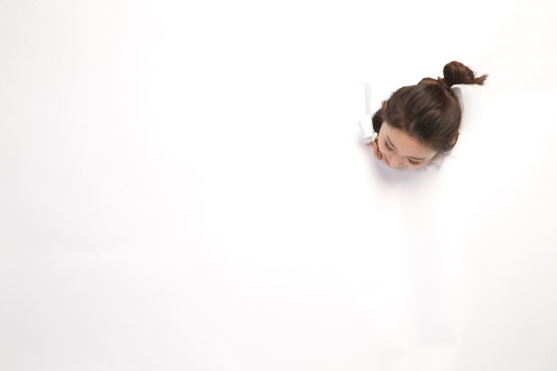 青年女人通过纸洞窥视图片下载