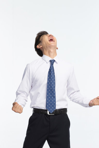 表情愤怒的商务青年男人图片下载