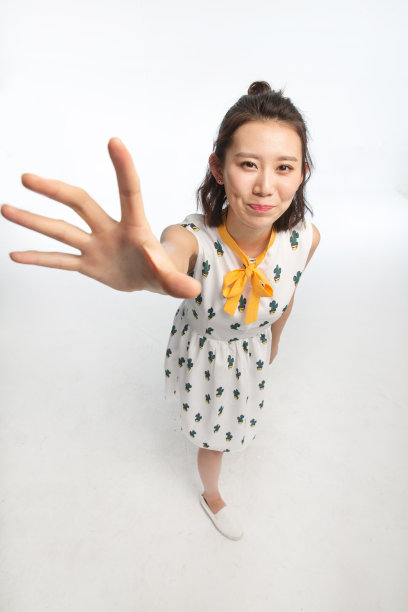 年轻女孩伸手抓图片下载