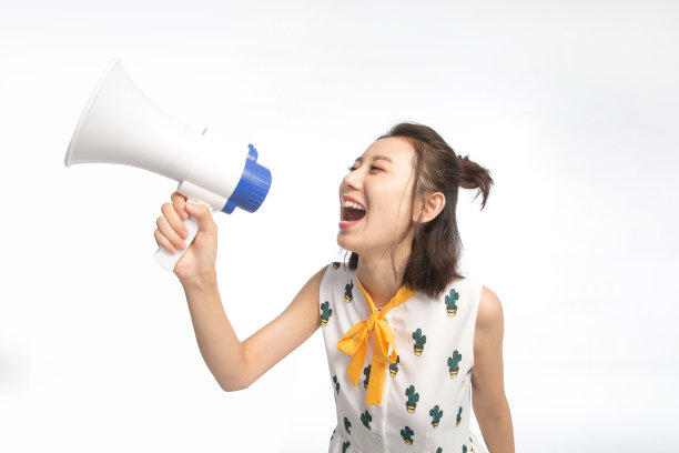 年轻女孩拿着话筒图片下载