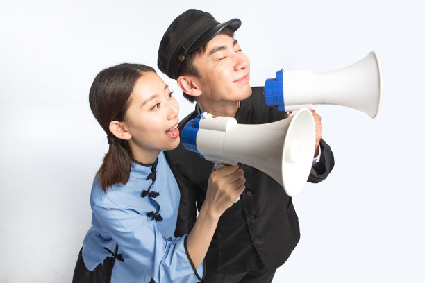 复古青年男女使用扩音器呼喊图片下载