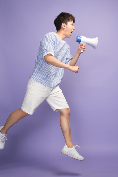 时尚青年男人拿着扩音器图片下载
