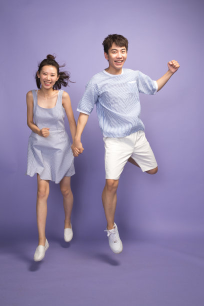 欢乐的青年情侣图片下载