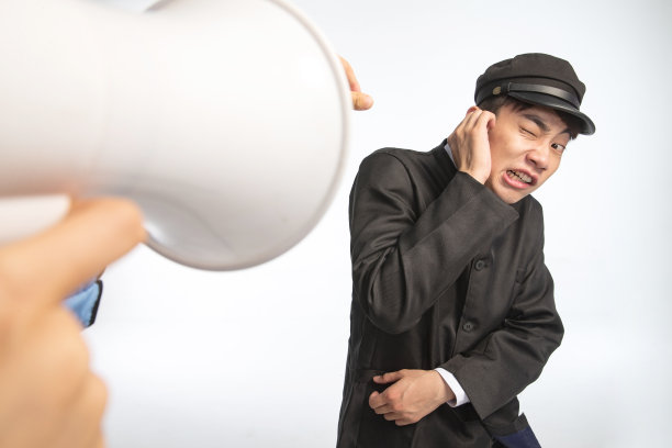 复古青年女人对着青年男人呼喊图片下载