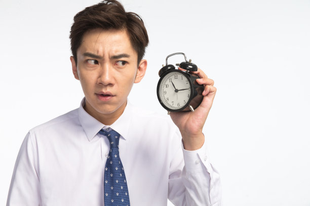 商务青年男人拿着闹钟图片下载