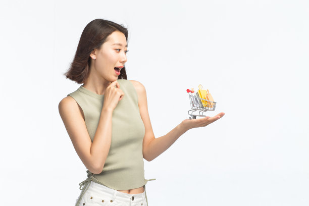 青年女人手托着购物车图片下载