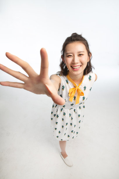 年轻女孩伸手抓图片下载