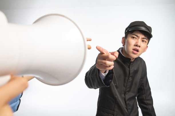 复古青年女人对着青年男人呼喊图片下载