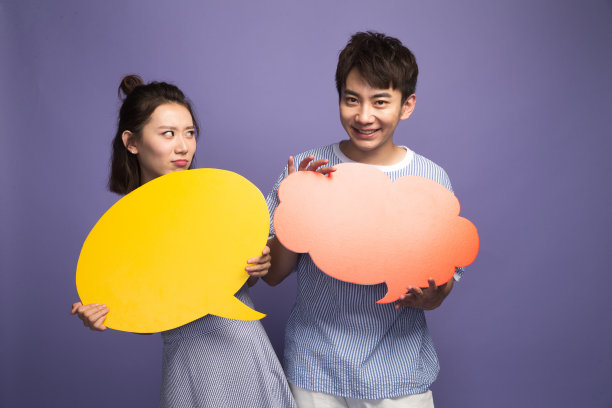 时尚青年男女拿着对话框图片下载