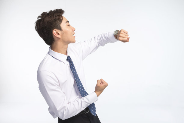 戴着腕表的商务青年男人图片下载