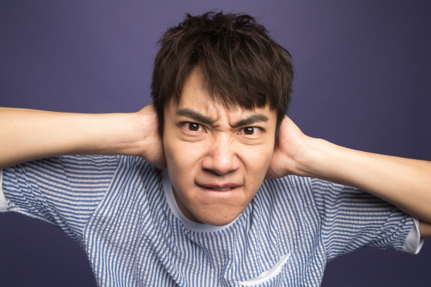 青年男人捂着耳朵图片下载