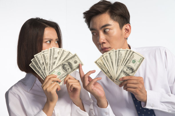 商务青年男女拿着美元图片下载