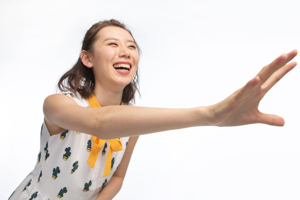 年轻女孩伸手抓图片下载