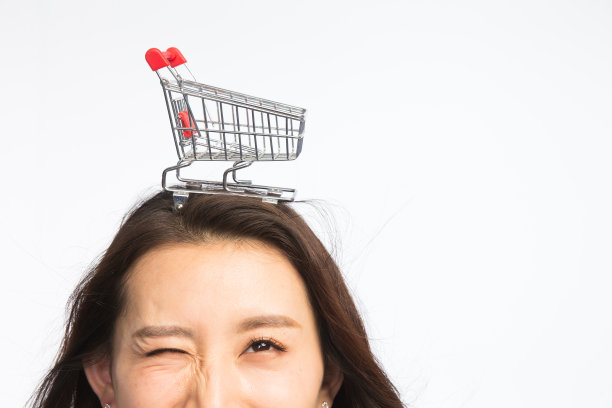 年轻女孩头顶购物车图片下载