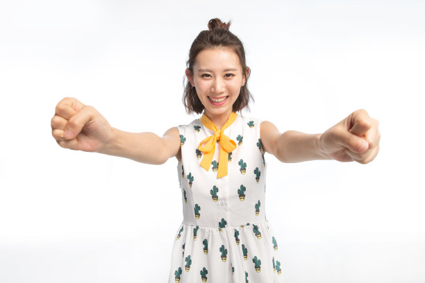 年轻女孩伸手抓图片下载