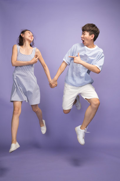 欢乐的青年情侣图片下载