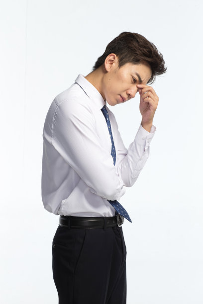 面部表情痛苦的青年男人图片下载