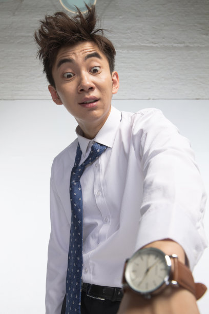 戴着腕表的商务青年男人图片下载
