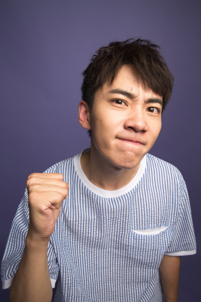 激动的青年男人图片下载