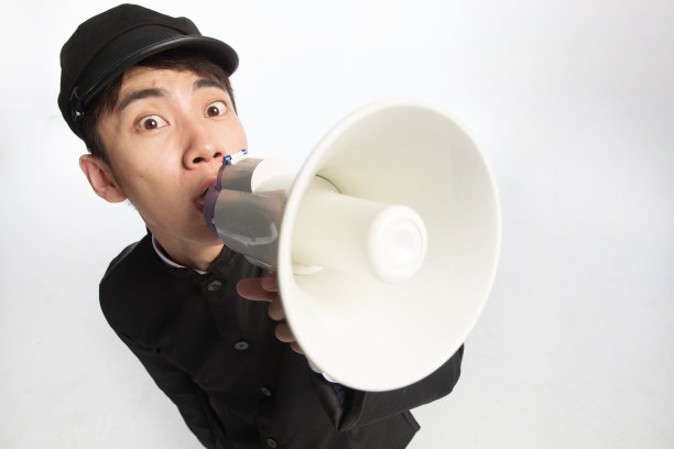 复古青年男人使用扩音器图片下载