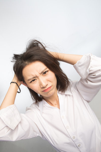 面部表情痛苦的青年女人图片下载