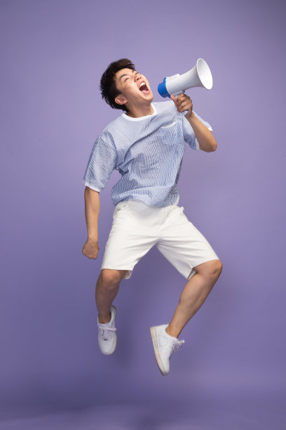 时尚青年男人拿着扩音器图片下载