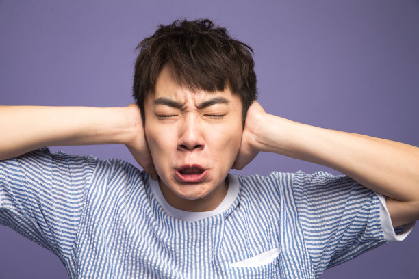 青年男人捂着耳朵图片下载