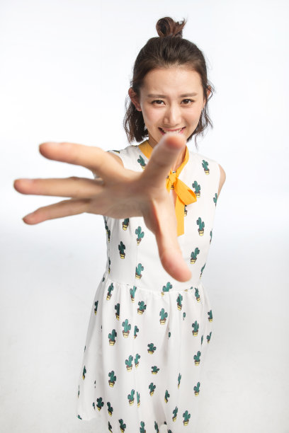 年轻女孩伸手抓图片下载