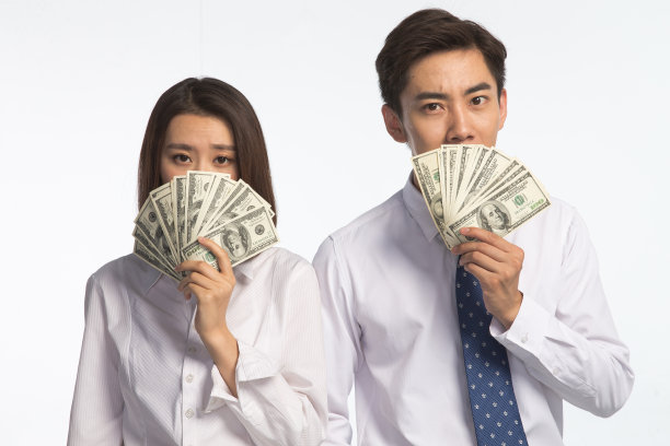 商务青年男女拿着美元图片下载