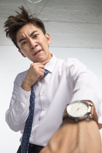 戴着腕表的商务青年男人图片下载
