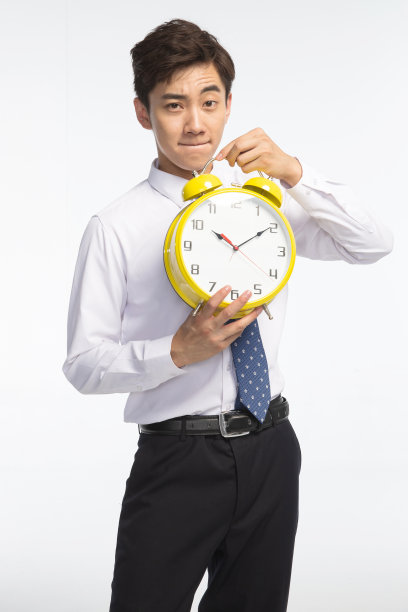 商务青年男人拿着闹钟图片下载