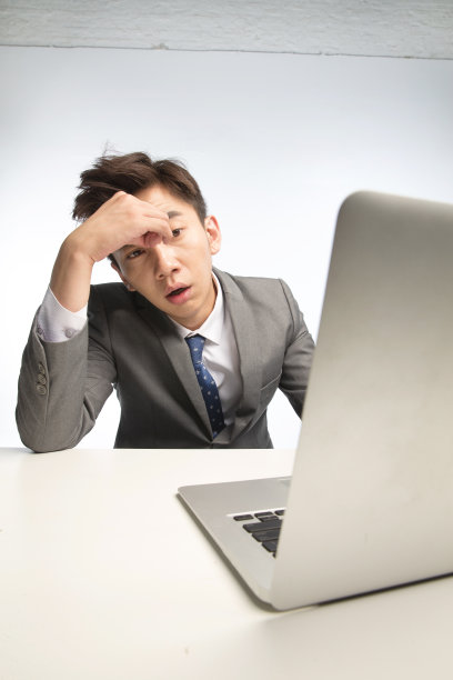 疲劳的商务青年男人图片下载