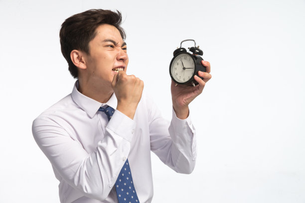 商务青年男人拿着闹钟图片下载