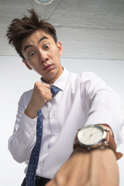 戴着腕表的商务青年男人图片下载