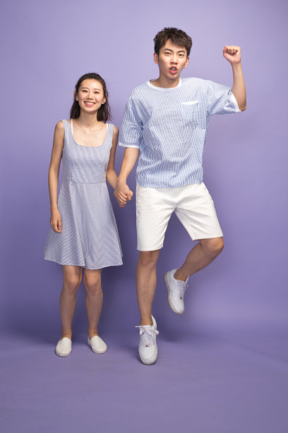 欢乐的青年情侣图片下载