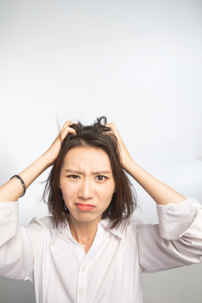 面部表情痛苦的青年女人图片下载