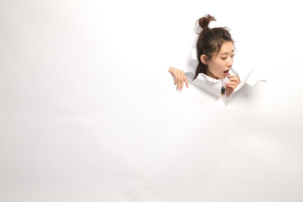 青年女人通过纸洞窥视图片下载