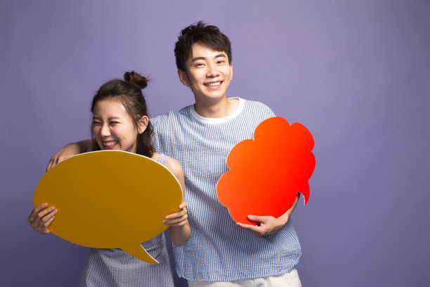 时尚青年男女拿着对话框图片下载