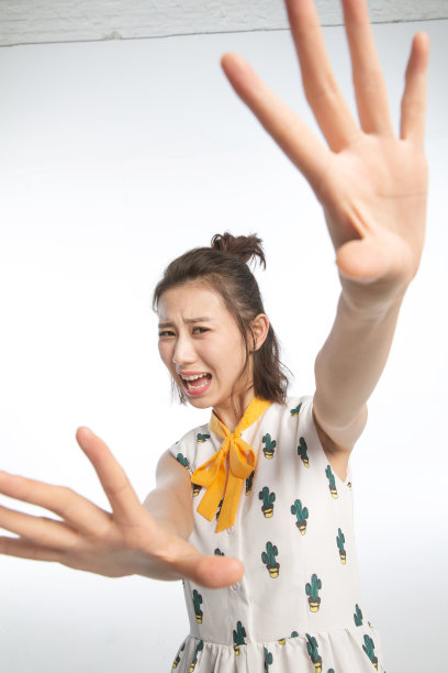 表情害怕的青年女人图片下载