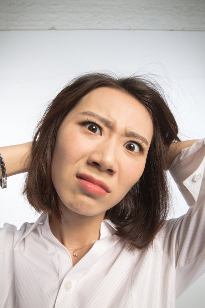 面部表情痛苦的青年女人图片下载