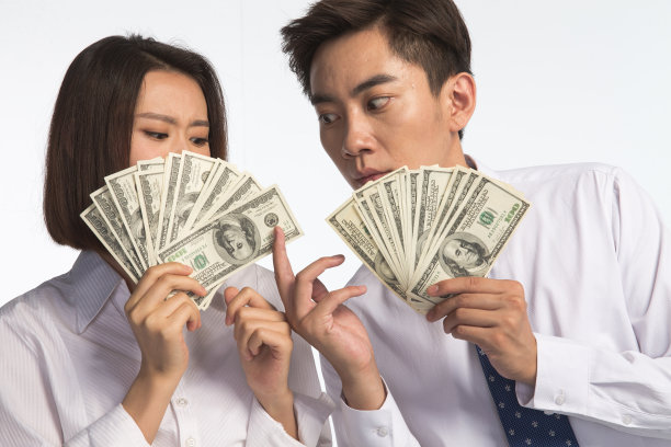 商务青年男女拿着美元图片下载