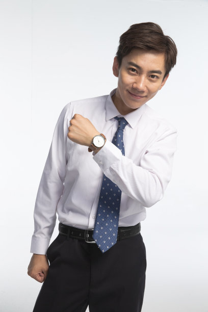 戴着腕表的商务青年男人图片下载