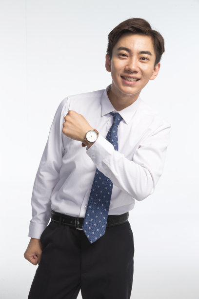 戴着腕表的商务青年男人图片下载