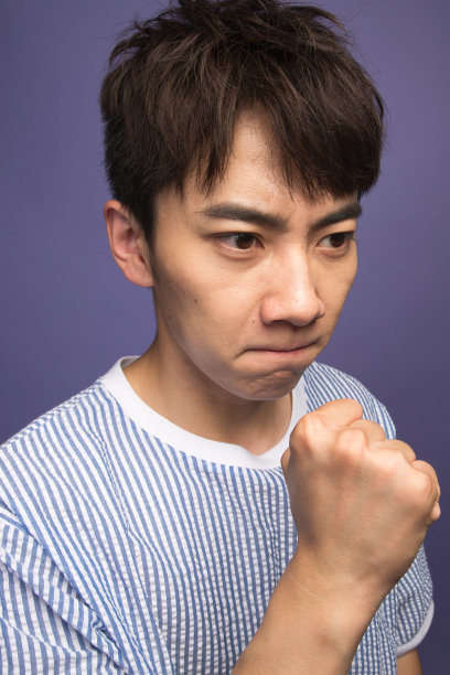 激动的青年男人图片下载